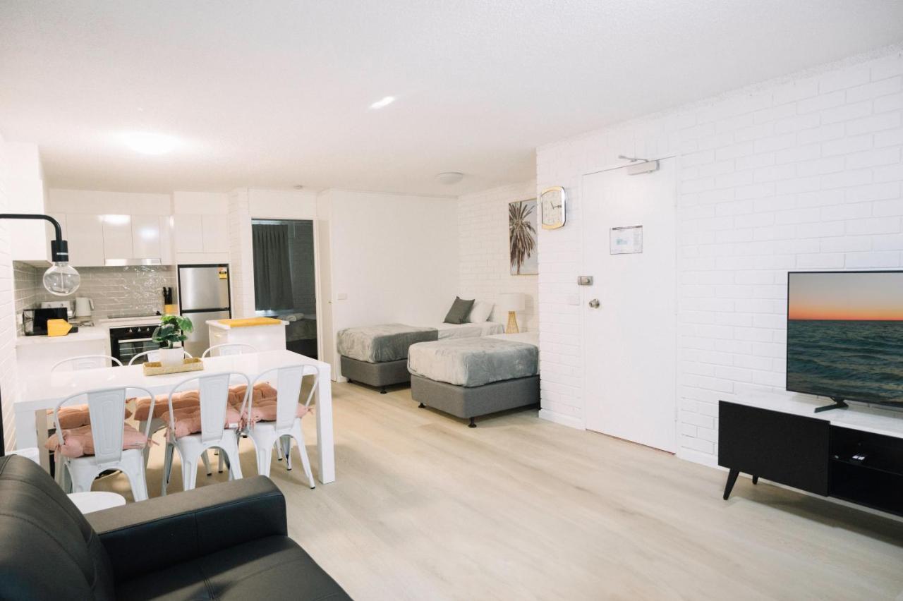 Surfers Paradise- Meters From The Beach! Gold Coast Exterior photo